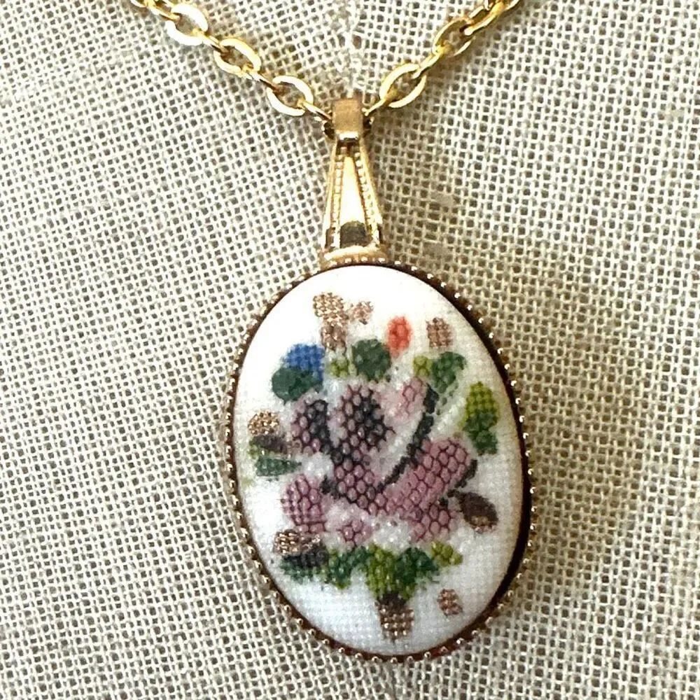 Vintage Textured Floral Glass Pendant Necklace